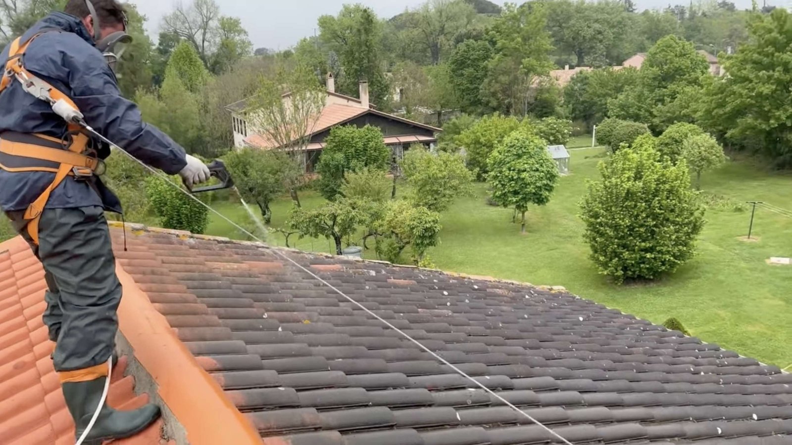 Cleaning and demossing a tiled roof