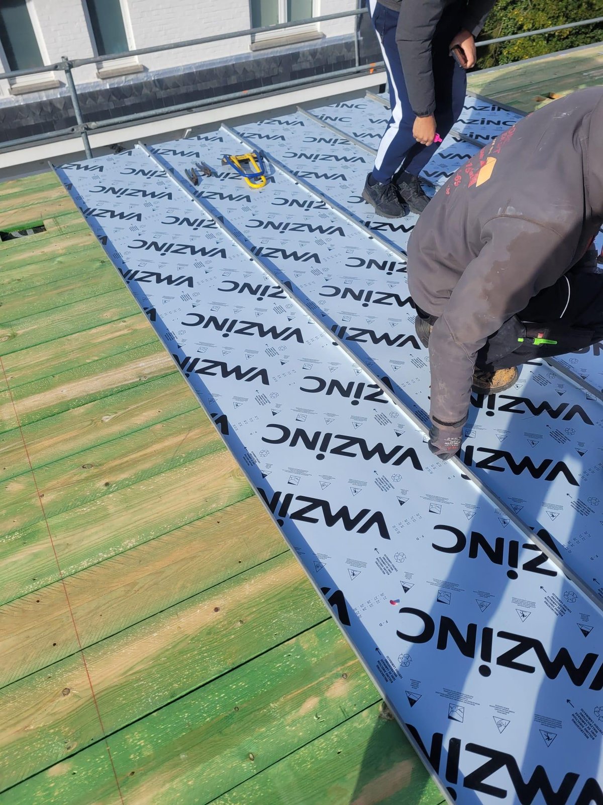 Fitting an underlay membrane before zinc covering