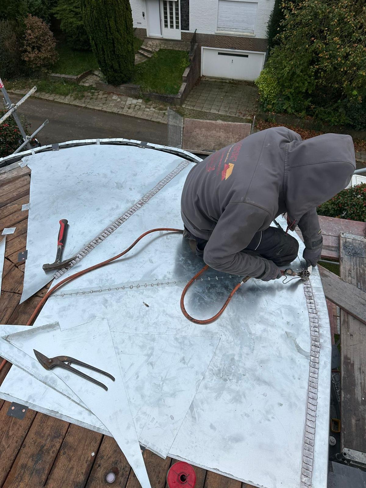Soldering the zinc on a curved roof