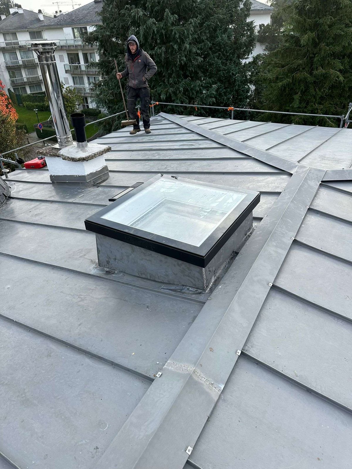 Fitting a roof window on a zinc roof